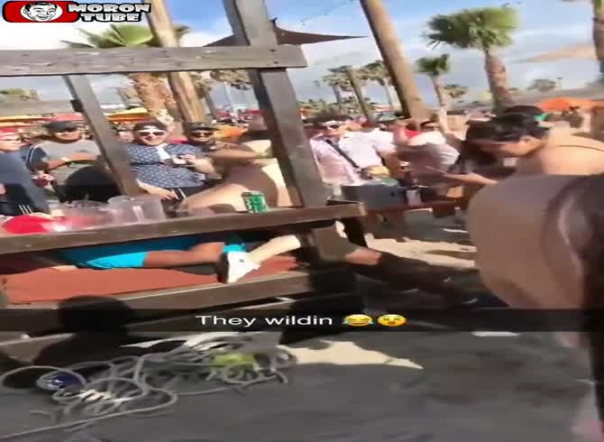 Video :Lack of privacy is not a problem for this couple!